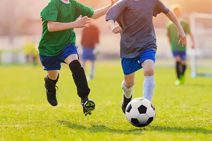 Kinder spielen Fußball